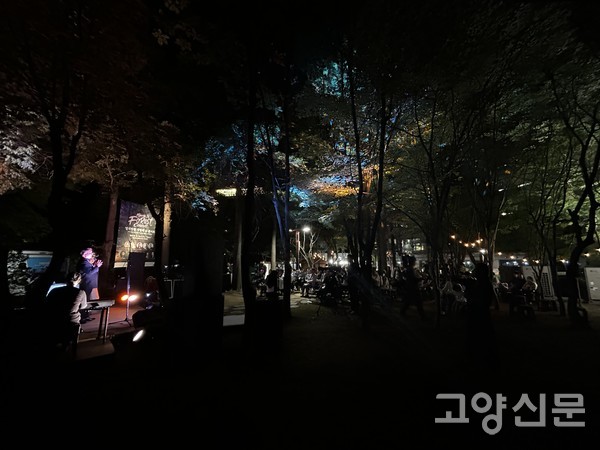 지난 16일 오후 7시 명지병원 내 '생명의 숲'에서 개최된 야외 콘서트 전경. 숲속에 마련된 특설 무대와 객석을 관객들이 가득 메우고 있다.