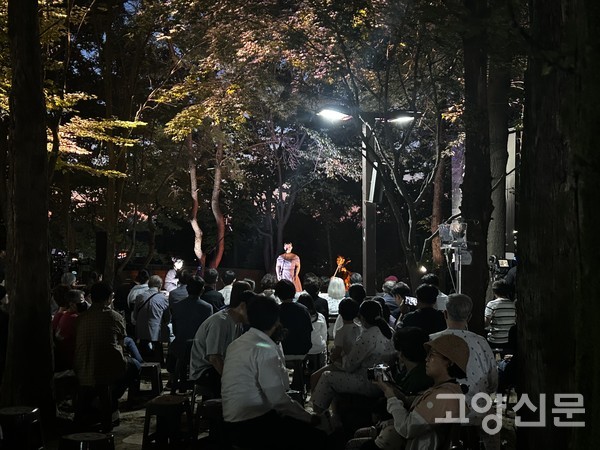 화려한 조명이 설치된 특설 무대에서 음악회가 진행되고 있다.