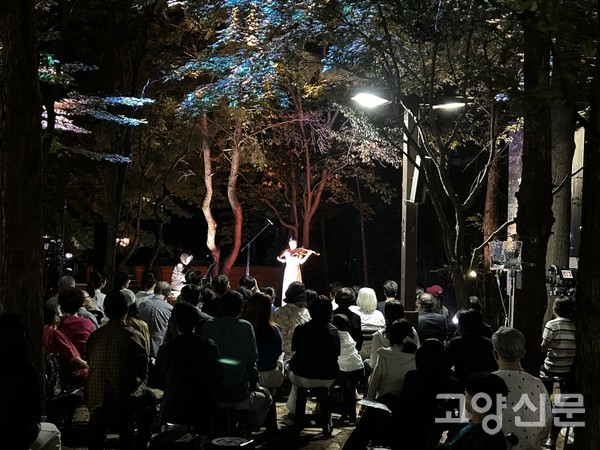 무대 중앙에서 독주를 선보이고 있는 바이올리니스트 김소정.