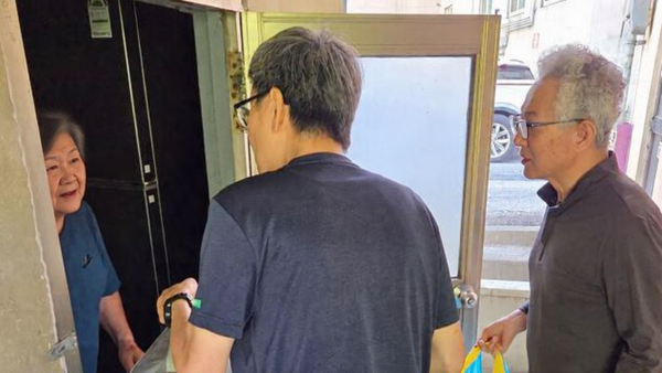 고봉동종합복지회관 ‘2026년 이웃-잇기 사회관계망 형성 사업’으로 추석 명절 음식을 전달하고 있다.