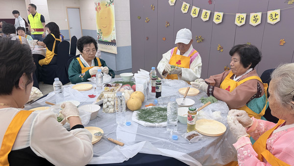 어르신들이 송편을 만들고 있다.