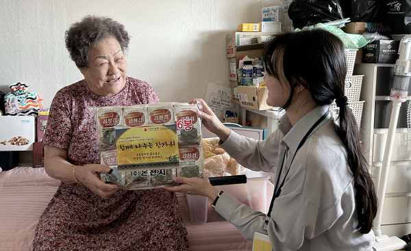일산종합사회복지관 직원이 지역의 어르신에게 나눔키트를 전달하고 있다.