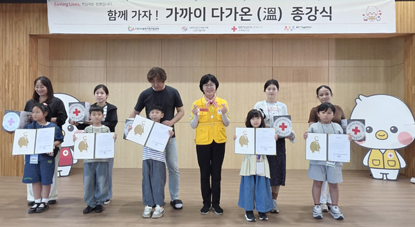 종강식에서 어린이들이 함께 하고 있다.