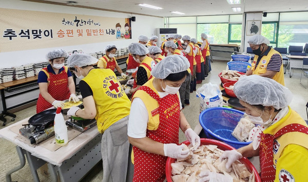 밑반찬을 만들고 있는 대한적십자사 고양시협의회 회원들.