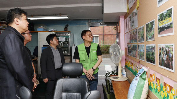 이충대 한국수자원조사기술원 기획경영본부장(왼쪽)과 직원들이 양점식 (사)장애인권익지원협회 고양시지부 부회장(연두색 옷)의 설명을 듣고 있다. 그동안의 활동과 나눔을 이야기 했다.