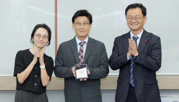 명지병원이 사회복지공동모금회로부터 ‘ESG 나눔기업 인증패’를 받고 있다.