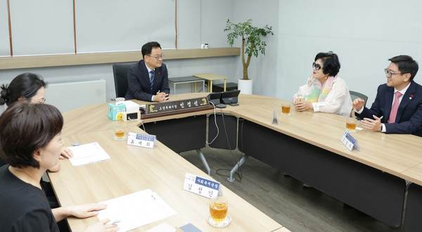  지역사회 나눔 활성화를 위해 의견을 나누는 참석자들