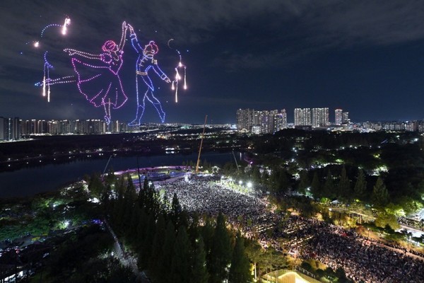 축제 둘째 날 일산호수공원 밤하늘을 수놓은 화려한 불꽃드론쇼. 고양시 제공