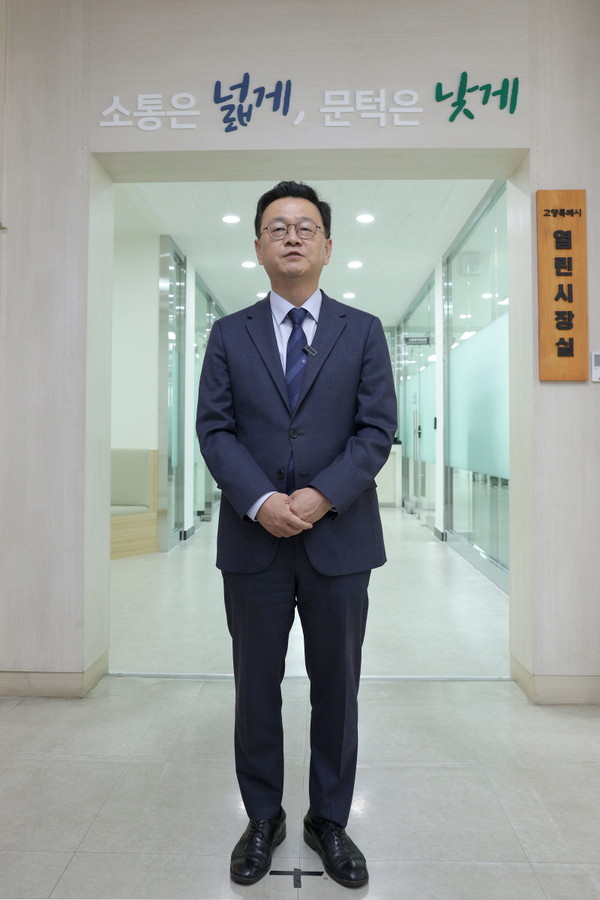 시청 본관 1층에 새롭게 조성된 열린시장실 입구에 선 민경선 시장.  복도와 대기 공간을 개방형으로 연계해 시민 접근성을 높였다. 고양시 제공