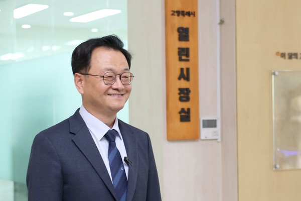 21일 오전, 1층 시장실로 출근한 민경선 고양시장이 ‘소통은 넓게, 문턱은 낮게’라는 문구가 적힌 집무실 입구에 서 있다. 고양시 제공