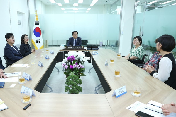 21일 열린 1층 시장실 1호 초청 차담회에서 민경선 시장과 참석자들이 의견을 나누고 있다. 고양시 제공