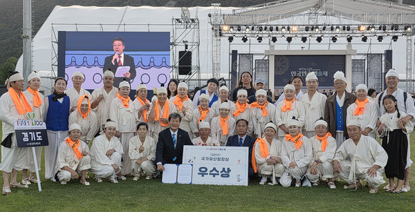 고양들소리보존회원들과 이봉운 고양문화원장 등이 우수상 수상후 밝은 모습으로 사진을 찍었다.