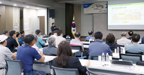  박웅렬 박사가  ‘한우 시황 및 고급육 생산 사양관리-등심 증대 방법’ 교육을 진행하고 있다.