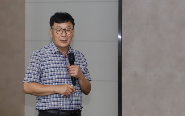  국제농업개발협력센터 동물생명학과 김상우 교수가 염소 사양관리 교육을 진행하고 있다.