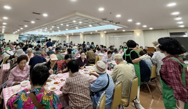  풍산동이 일산광림교회에서 지역 내 65세 이상 어르신과 경로당 회원 등을 위한 경로잔치를 열었다.
