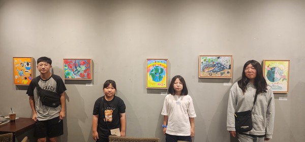 청소년들이 서로의 작품을 감상하며 작품에 담긴 이야기를 나눴다. 