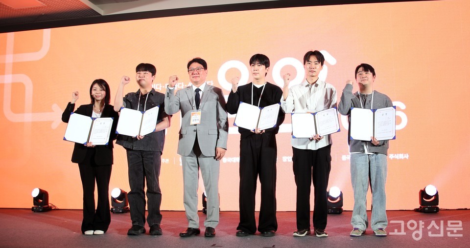 성정석 동국대 BMC 부총장(왼쪽 세 번째)이 이날 표창을 받은 5명의 재학생 연구진과 함께 청년들의 혁신적 도전을 응원하며 파이팅을 외치고 있다.