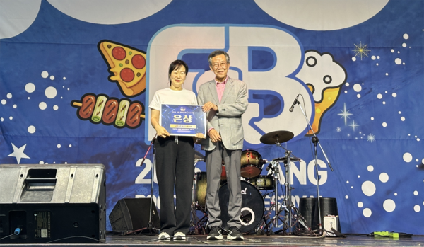시민 노래자랑에서 수상자를 축하하는 이수동 라페스타쇼핑몰관리단 회장(오른쪽)