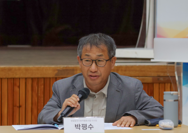 박평수 햇빛발전사회적협동조합 이사장이 고양시의 소극적인 재생에너지 감축 목표와 수소 발전의 경제성을 질타하고 있다. 녹색전환연구소 제공