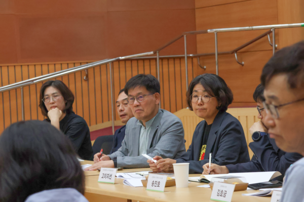 발제와 지정 토론을 주의 깊게 경청하고 있는 패널들의 모습. 녹색전환연구소 제공