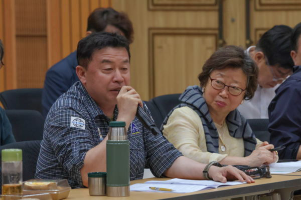 시민 질의응답 시간에 한기식 고양자전거학교 대표가 기후 정책과 관련된 현장의 목소리를 전달하고 있다. 녹색전환연구소 제공
