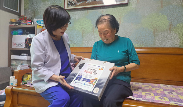 일산동구보건소가 일산21세기병원부터 흑삼 세트를 기탁받아 방문건강관리 등록 대상자에게 전달했다.