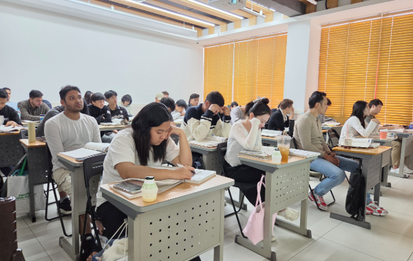 이민자통합센터 강의실에서 이민자들이 법무부 사회통합프로그램(KIIP) 5단계 '한국사회이해' 과정 수업에 집중하고 있다. [사진 = 이민자통합센터]