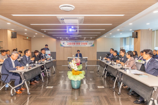 지난 23일 일산서구청 회의실에서 정일연 국민권익위원장 주재로 ‘일산 덕이구역 도시개발사업 대지권 미등기 장기화 고충민원 현장간담회’가 열렸다. 이날 자리에는 고양시, 한국농어촌공사 파주지사, 덕이지구 도시개발사업조합 관계자들과 주민대표, 지역 도·시의원들이 참석해 중복지적 해소 및 대지권 등기 완료 방안을 논의했다. 경기도의회 제공
