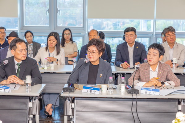 지난 23일 현장간담회에서 이윤승 경기도의원(가운데)이 발언하고 있다. 경기도의회 제공
