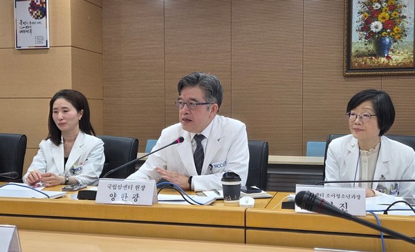 간담회에서 발언하고 있는 양한광 국립암센터 원장(가운데)이 기관 주요 의료진과 동석한 자리에서 현안을 설명하고 있다. 연합뉴스