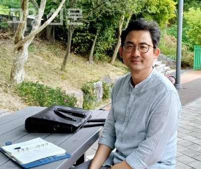고양시 공무원으로 일하며 주목할만한 다큐멘터리 작품을 연이어 발표하고 있는 임대청 감독. 