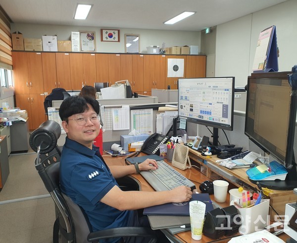 경무계에서 업무를 보고 있는 이동하 경사.