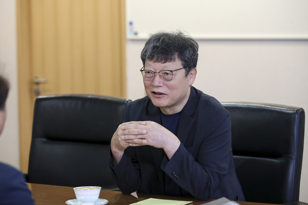 김유열 EBS 사장이 고양시 장항동 본사 집무실에서 본지와 인터뷰를 진행하고 있다. 김 사장은 고양시의 UN 글로벌 AI 허브 유치 전략에 대해 "물량 공세가 아닌 치열한 기획의 싸움이 돼야 한다"고 강조했다. EBS 제공