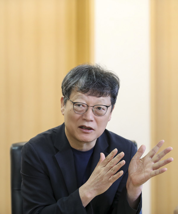 김유열 사장이 '킹핀(Kingpin) 전략'의 중요성을 역설하고 있다. 그는 "국제기구 종사자들도 결국 쾌적한 주거와 근무 환경을 원하는 인간"이라며 정주 여건의 중요성을 거듭 강조했다. EBS 제공