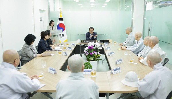  민경선 고양시장과 고양시불교사암연합회,  경기사회복지공동모금회가 이야기를 나누고 있다.
