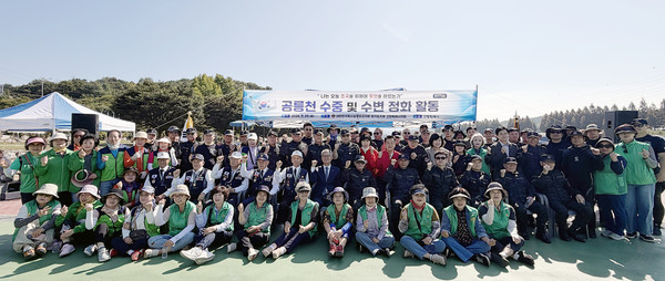 특수임무유공자회와 고양시 봉사단체 등이 공릉천환경정화 활동에 함께 했다.