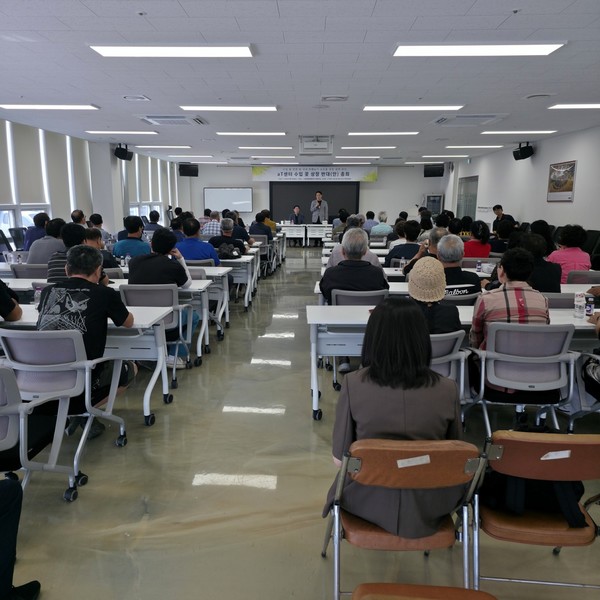 지난 30일 덕양구 한국화훼농협 고양화훼유통센터 대회의실에서 열린 ‘aT센터 수입 꽃 상장 반대(안) 총회’ 현장. 대책위 제공