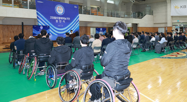 신미숙 구단주가 창단축하와 인사말을 전하고 있다.