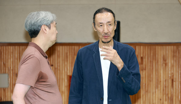 전 국가대표 농구선수인 한기범(오른쪽)씨와 농구 관계자가 이야기를 나누고 있다.
