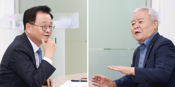 민경선 고양시장(왼쪽)과 김재수 고양동부새마을금고 이사장(오른쪽)이 이야기를 나누고 있다.