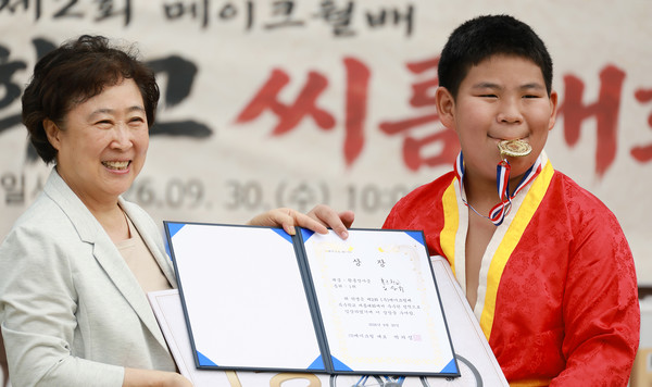 신미숙 홀트아동복지회장이 1등 선수에게 상장과 메달을 전달했다.