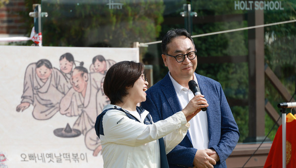 김정민 홀트학교 교장(왼쪽)과 (주)메이크월 김방민 전무가 대회의 시작을 알렸다.