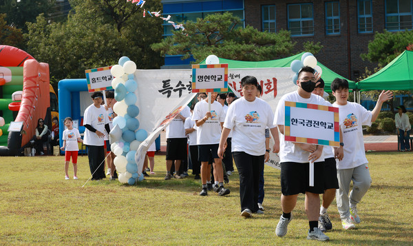 한국경진학교를 시작으로 선수들이 입장하고 있다.