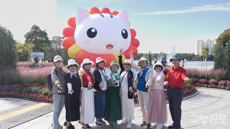 고양가을꽃축제장을 약속장소로 잡아 전국에서 찾아온 'YES트레킹’ 회원들. 사진=최해성·윤예빈 기자