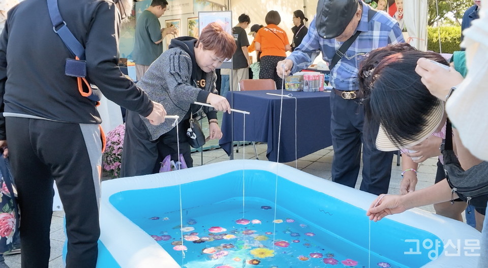 가장 인기 많은 부스 중 하나인 압화꽃낚시 체험. 사진=최해성·윤예빈 기자