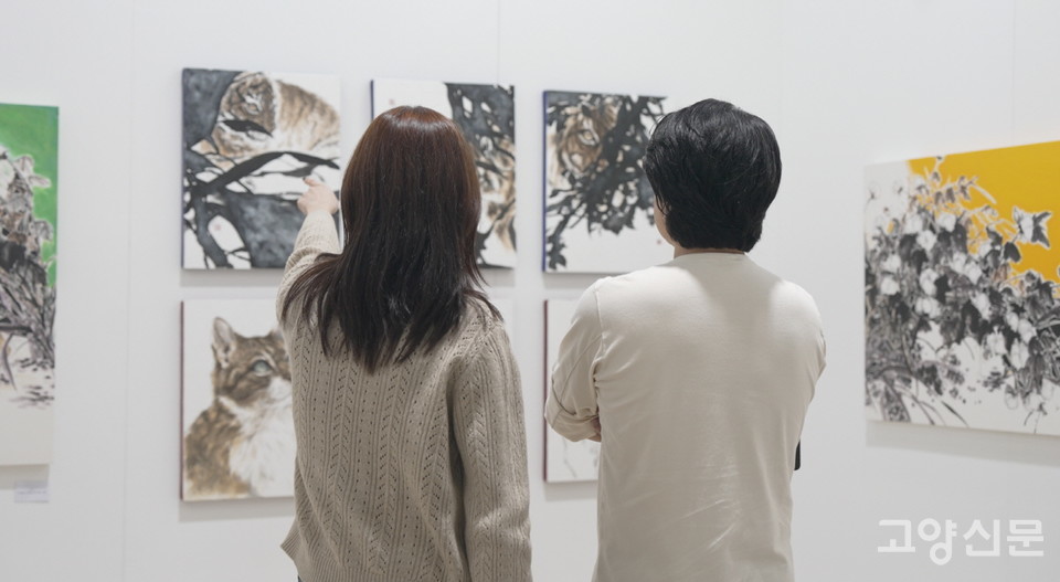 ‘PIATE 2026’ 아트페어를 찾은 관람객. 1일부터 4일까지 열리는 아트페어는 사진=최해성·윤예빈 기자