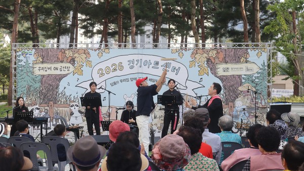2부 싸릿말 공연 한마당 무대에서 위아츠 공연팀이 전통 버나놀이 퍼포먼스를 선보이고 있다. 복지관 제공