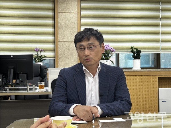 지난 2일 본지와 인터뷰 중인 오후석 부시장. 취임 이튿날인 이날 오 부시장은 부서별 업무보고에 앞서 고양시 주요 사업 현장을 찾아 추진상황을 살폈다.
