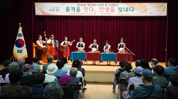 알펜로제의 축하 공연이 열리고 있다.
