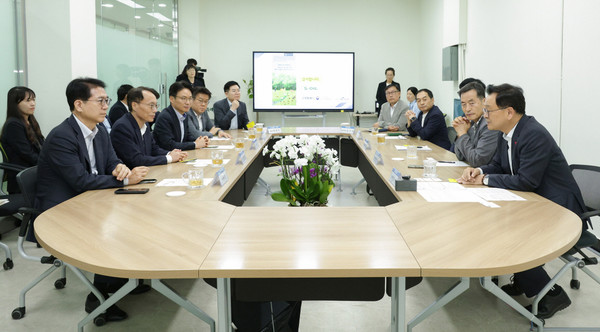  고양시와 S-OIL, 한강유역환경청, (사)에코코리아가 후원금 전달식을 열고 담소를 나눴다.